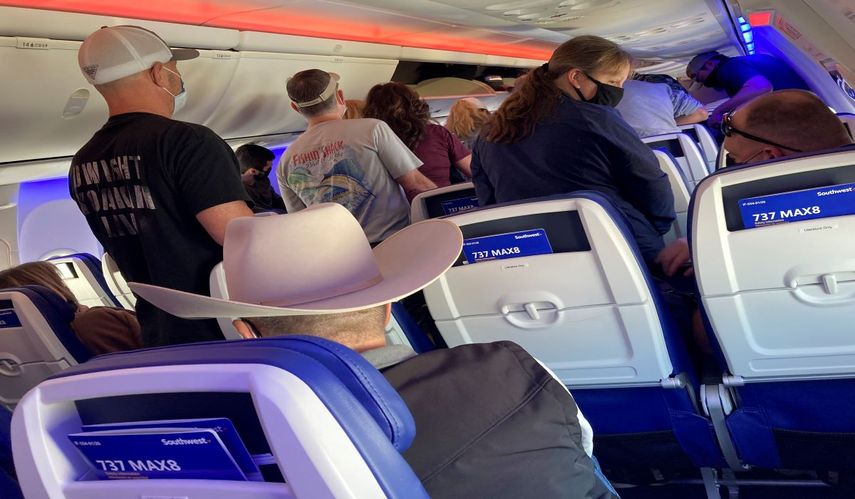 PASAJEROS  (ED)  AP FotoCharlie Riedel.jpg