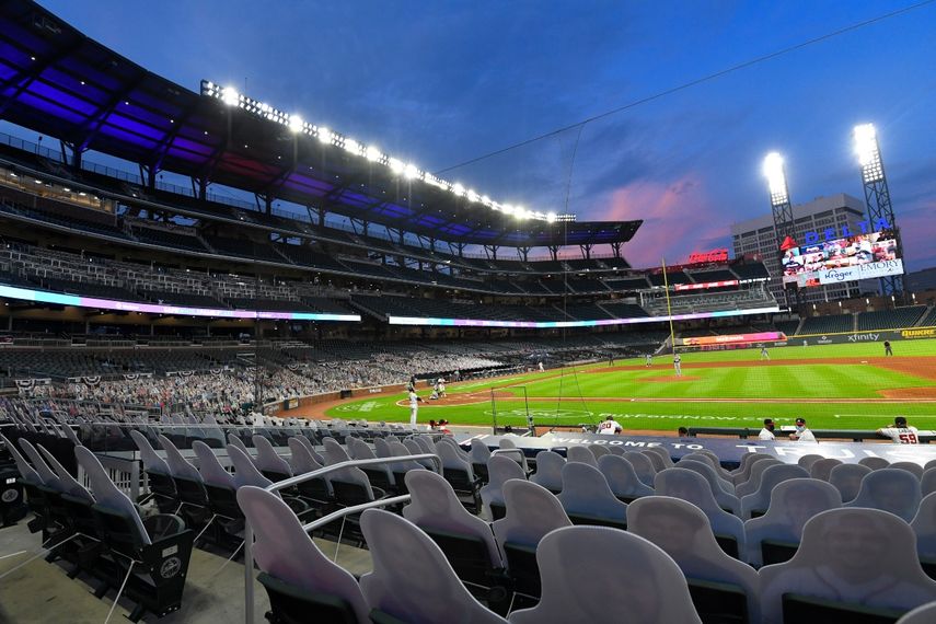 &nbsp;En imagen de archivo del jueves 30 de julio de 2020, siluetas de cartón con las imágenes de aficionados en las tribunas vacías apuntan al campo de juego en el sexto inning del partido entre los Bravos de Atlanta y los Rays de Tampa Bay, en Atlanta.