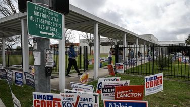 Personas llegan a un centro de votación para votar el día de las elecciones en el Centro Multiservicios Metropolitano West Gray en Houston, Texas, el 3 de marzo de 2026.