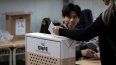 Una mujer deposita su voto en la urna durante la segunda vuelta de las elecciones presidenciales en un centro de votación del distrito de San Juan de Lurigancho, provincia de Lima, Perú, el 7 de junio de 2026.