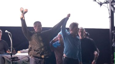 Liam Gallagher, vocalista, y Noel Gallagher, cantante y guitarrista de la banda británica de rock Oasis, suben al escenario del Principality Stadium de Cardiff el 4 de julio de 2025 para el concierto inaugural de su esperadísima gira de reunión, casi 16 años después de su última actuación juntos.