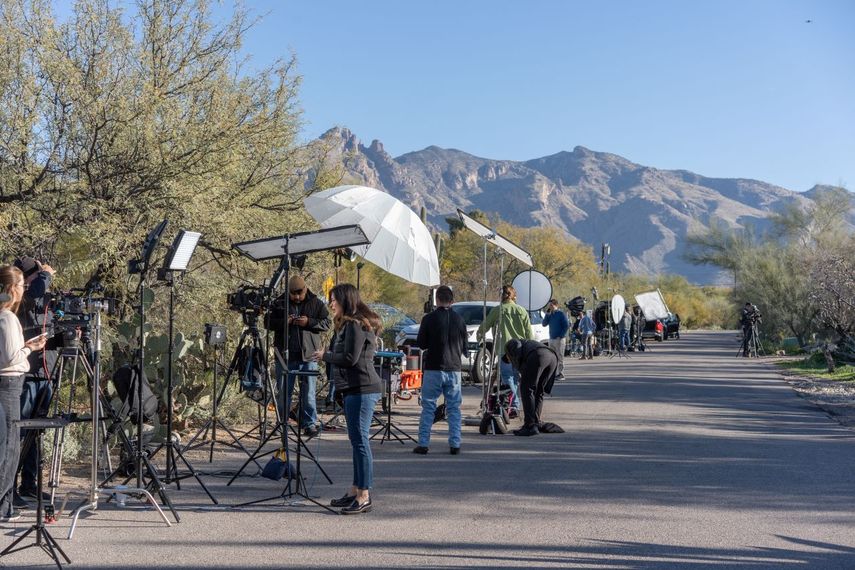 Medios de televisión instalados en la casa de Nancy Guthrie, madre de Savannah Guthrie, presentadora de NBC, el 3 de febrero de 2026 en Catalina, Arizona.