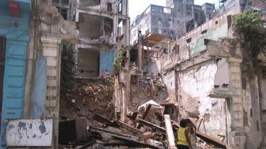 Los derrumbes parciales y totales, tan frecuentes en el municipio, son criaderos en potencia, pues la basura y los charcos de agua se acumulan sin que nadie haya sido hasta ahora capaz de evitarlo. (EFE)