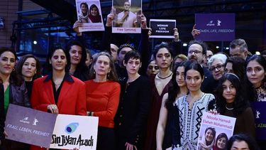 La directora ejecutiva de la Berlinale, Mariette Rissenbeek, la actriz estadounidense y presidenta del jurado de la Berlinale, Kristen Stewart, y la actriz iraní-francesa y miembro del jurado, Golshifteh Farahani, entre otros, sostienen pancartas que dicen Mujer, vida, libertad durante una protesta en solidaridad con los manifestantes en Irán en la alfombra roja de Berlin Film Festival the Berlinale el 18 de febrero de 2023 en Berlín.
