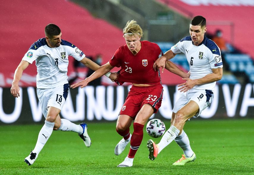 &nbsp;En esta foto del 8 de octubre de 2020, el delantero noruego Erling Haaland (centro) y los serbios Stefan Mitrovic (izquierda) y Nikola Milenkovic pugnan un balón en el partido por los repechajes de la Eurocopa, en Oslo, Noruega