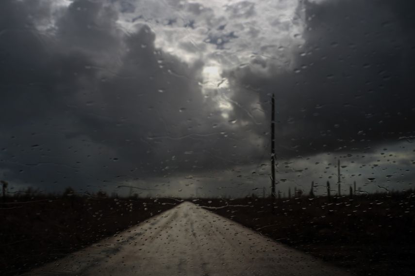 Gotas de lluvia cubren el parabrisas de un autom&oacute;vil previo a la llegada de la tormenta tropical Humberto, en la isla de la Gran Bahama, el viernes 13 de septiembre de 2019.&nbsp;
