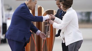 Yoshiro Mori (izquierda), jefe del comit&eacute; organizador de los Juegos Ol&iacute;mpicos de Tokio, recibe la llama ol&iacute;mpica de manos de los medallistas de oro Tadahiro Nomura y Saori Yoshida, durante una ceremonia realizada en la Base A&eacute;rea de Matsushima, el viernes 20 de marzo de 2020