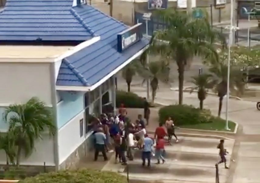 A través de las redes sociales circulan numerosas fotografías y vídeos que muestran el alcance de esta ola de saqueos cuyos daños, hasta el momento, no han sido cuantificados.