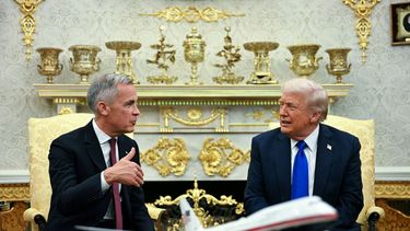 El presidente de Estados Unidos Donald J. Trump dialoga con el primer ministro de Canadá Mark Carney.