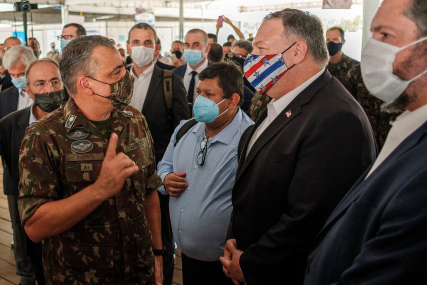 El secretario de Estado de Estados Unidos, Mike Pompeo, y el canciller brasile&ntilde;o, Ernesto Ara&uacute;jo, son recibidos el viernes 18 de septiembre de 2020 en la Base A&eacute;rea Boa Vista, en Roraima, Brasil.