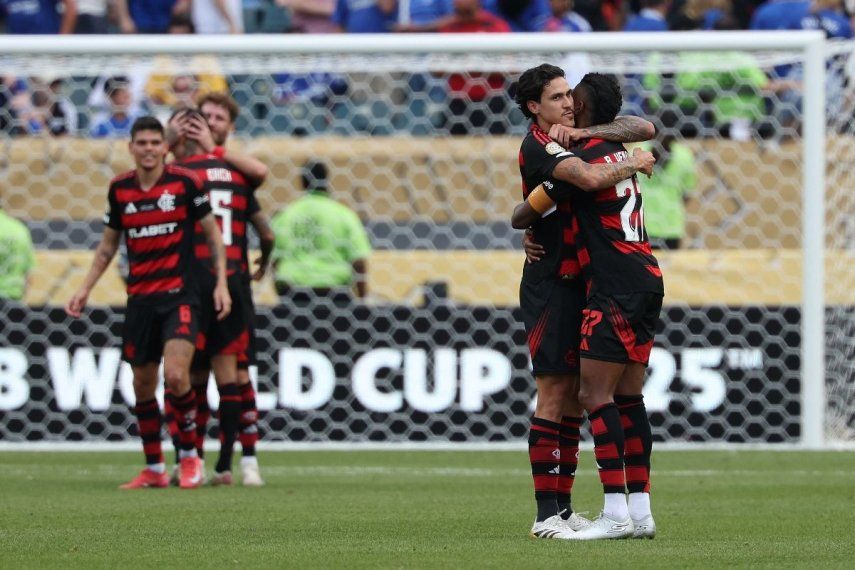 El delantero brasileño del Flamengo, Bruno Henrique (27), y su compañero Pedro celebran después de ganar un partido de fútbol del Grupo D de la Copa Mundial de Clubes de la FIFA 2025 entre su equipo y el Chelsea de Inglaterra, en el estadio Lincoln Financial Field en Filadelfia, el 20 de junio de 2025.&nbsp;