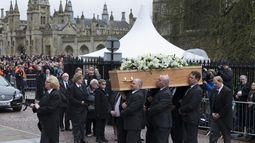 Los portadores del féretro portan el ataúd de Stephen Hawking durante su funeral en la Universidad de St. Mary the Great en Cambridge, Gran Bretaña, el 31 de marzo de 2018.&nbsp;