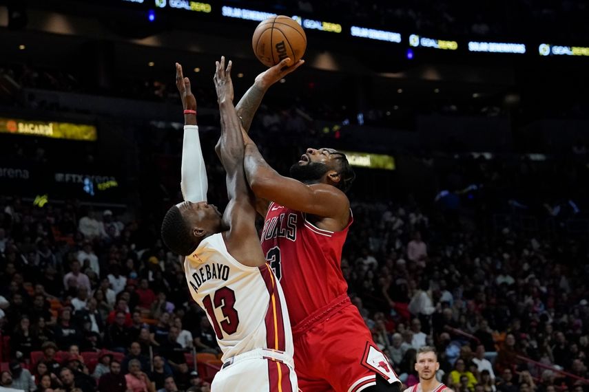 Andre Drummond (3), de los Bulls de Chicago, ataca el aro sobre Bam Adebayo (13), del Heat de Miami, durante la segunda mitad del juego de baloncesto de la NBA