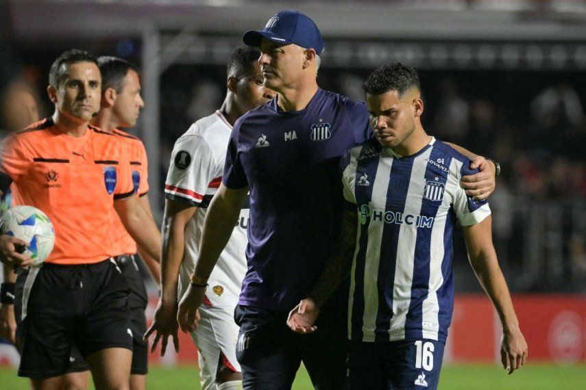 El venezolano Miguel Navarro (derecha), del club argentino Talleres, abandona el campo tras una derrota sufrida en un juego de la Copa Libertadores ante el Sao Paulo, el 27 de mayo de 2025.