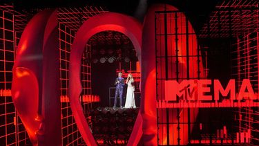 Taika Waititi y Rita Ora presentan los premios MTV EMA 2022 en Dusseldorf, Alemania, el 13 de noviembre de 2022.