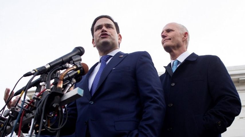Los senadores republicanos Marco Rubio (Izq.) y Rick Scott apoyan un proyecto de ley que busca volver permanente el horario de ahorro de energía.
