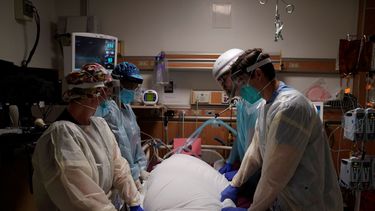 Médicos atienden a un enfermo de COVID-19 en la unidad de cuidados intensivos del Providence Holy Cross Medical Center en Los Ángeles.&nbsp;