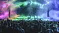 Miles de jóvenes acuden al Ultra Music festival en Miami para escuchar música electrónica.