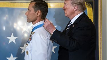 Donald J. Trump (d) condecora con la Medalla de Honor al retirado jefe maestro de operaciones de guerra&nbsp;Britt&nbsp;Slabinski&nbsp;(i).