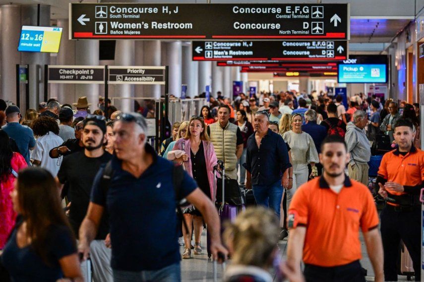 Viajeros en el Aeropuerto Internacional de Miami, Florida.