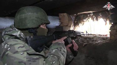 En esta imagen, tomada de un video distribuido por el Ministerio de Defensa de Rusia el 24 de octubre de 2024, un soldado ruso apunta desde un búnker en la región fronteriza rusa de Kursk.&nbsp;