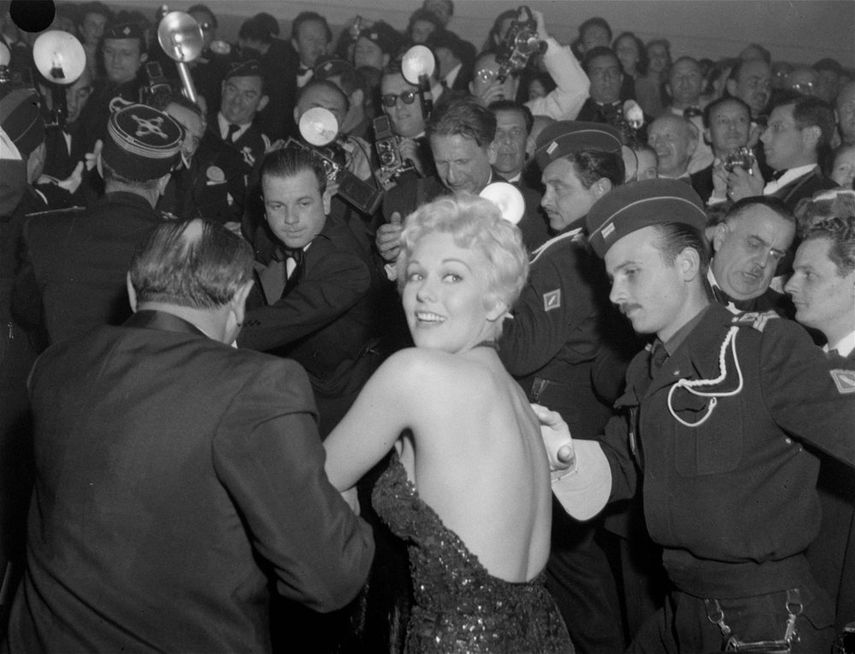 En esta foto del 25 de abril de 1956, la actriz Kim Novak es escoltada entre la multitud de periodistas durante el Festival de Cine de Cannes en Cannes, Francia.&nbsp;