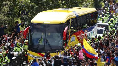 El autobús de la selección estuvo siempre acompañado por los aficionados en las calles bogotanas.