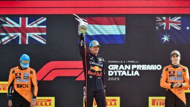 El piloto británico Lando Norris (izq.), de McLaren, que terminó segundo, el piloto holandés Max Verstappen (Red Bull Racing), que terminó primero, y el piloto australiano Oscar Piastri (der.), de McLaren, que terminó tercero, celebran en el podio tras el Gran Premio de Fórmula 1 de Italia, disputado en el Autódromo Nacional de Monza, en Monza, norte de Italia, el 7 de septiembre de 2025.