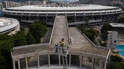 Con el estadio Maracan&aacute; de fondo, el bombero Elielson Silva toca su trompeta desde lo alto de la escalera desplegada de su cami&oacute;n en R&iacute;o de Janeiro, el 5 de abril de 2020.&nbsp;