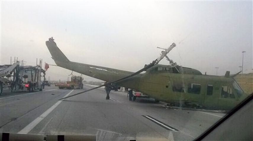 Un helicóptero de utilería utilizado en filmaciones cayó de un camión de carga con remolque después de que golpeara contra un paso elevado en la interestatal 15, cerca de Fontana, en San Bernardino, en el sur de California. No hubo víctimas en el incid