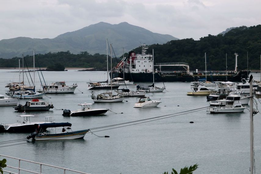 Un buque cisterna se desplaza detrás de yates anclados en la entrada del Canal de Panamá en el vigésimo aniversario del traspaso de la vía por parte de Estados Unidos, en Ciudad de Panamá, el martes 31 de diciembre de 2019. Mientras que Panamá ha tenido éxito en el funcionamiento y la expansión del canal, la disminución de las lluvias y el aumento de las temperaturas han reducido el nivel de los lagos de agua dulce que llenan las esclusas, y Panamá debe encontrar una nueva fuente de agua para enfrentar la crisis.