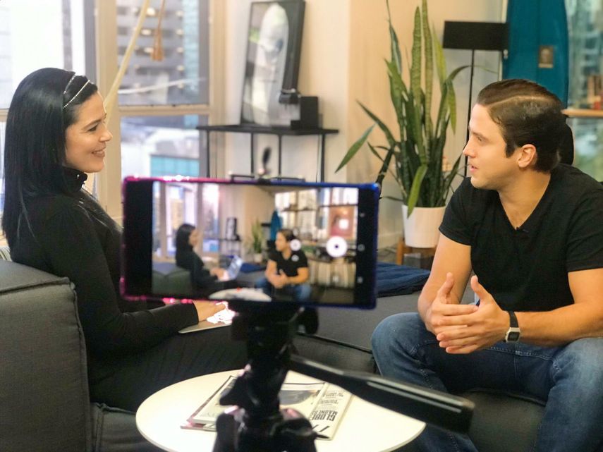 Mar&iacute;a Carolina Alonso, periodista de RCTV, y el l&iacute;der de Viniloversus,&nbsp;Rodrigo Gonsalves.&nbsp;