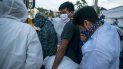 Guatemaltecos deportados por Estados Unidos, usando mascarillas para prevenir el coronavirus, abordan un autobús tras llegar al Aeropuerto La Aurora, en Ciudad de Guatemala, el 9 de junio de 2020 Guatemaltecos deportados por Estados Unidos, usando mascarillas para prevenir el coronavirus, abordan un autobús tras llegar al Aeropuerto La Aurora, en Ciudad de Guatemala, el 9 de junio de 2020