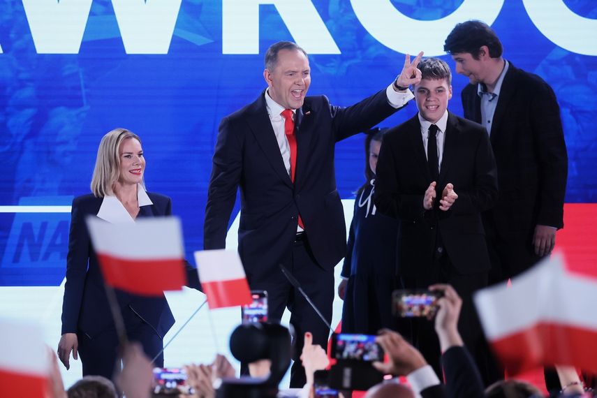El presidente Karol Nawrocki (2i), junto con su esposa Marta Nawrocka (i) y sus hijos Daniel (d) y Antoni (2d), celebran su victoria durante la noche de las elecciones presidenciales en Varsovia.