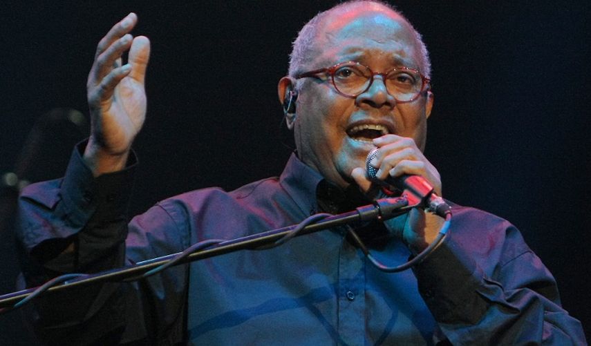 Pablo Milanés interpreta sus temas durante la noche de apertura del Festival del Nuevo Cine Latinoamericano en la Habana. (EFE). 