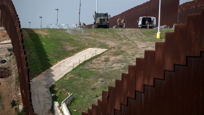 Miembros del Cuerpo de Marines de EEUU trabajan en el refuerzo del muro fronterizo en El Nido de las Águilas en el este de Tijuana, estado de Baja California, México, el 5 de marzo de 2025. Miembros del Cuerpo de Marines de EEUU trabajan en el refuerzo del muro fronterizo en El Nido de las Águilas en el este de Tijuana, estado de Baja California, México, el 5 de marzo de 2025.