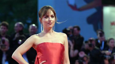 Dakota Johnson llega al estreno de la cinta Suspiria.&nbsp;