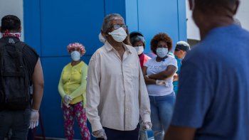 NOTICIA DE VENEZUELA  - Página 57 Las-personas-usan-mascarillas-pero-no-guardan-la-distancia-social-recomendada-como-medida-preventiva-contra-la-propagacion-del-nuevo-coronavirus-covid-19-los-ciudadanos-hacen-cola-una-calle-santo-domingo-republica-dominicana-el-3-abril-2020