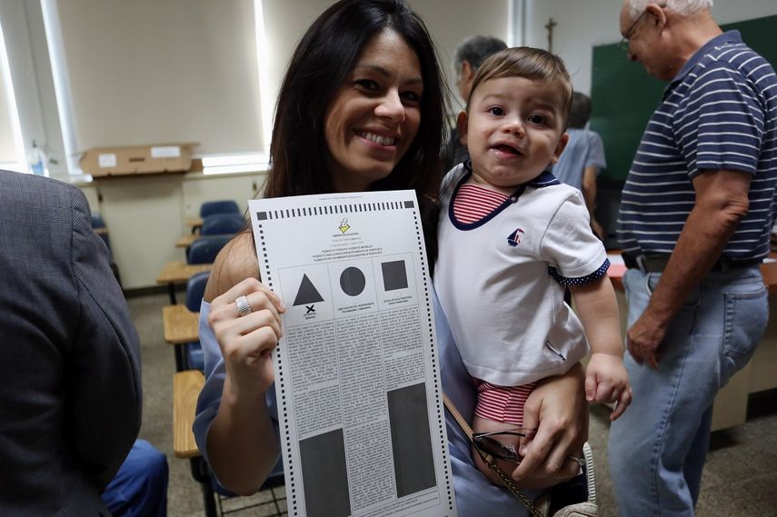 Valerie Rodríguez (i), acompañada de su hijo Charles, estuvo entre los puertorriqueños que votaron a favor de la estadidad, este domingo 11 de junio de 2017, en un plebiscito no vinculante para determinar el estatus jurídico de la isla.&nbsp;