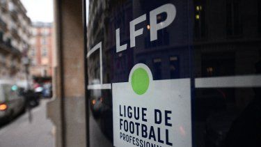 Una fotografía tomada el 1 de febrero de 2021 muestra el logo de la Liga de Fútbol Profesional de Francia (LFP) en su sede en París. Los investigadores financieros registraban el 5 de noviembre de 2024 las oficinas de la liga de fútbol profesional LFP de Francia en el marco de una investigación por cargos de malversación de fondos públicos, corrupción activa y pasiva de un funcionario público y toma ilegal de intereses, según una fuente judicial cercana al caso.&nbsp;