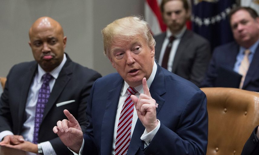 El presidente Donald Trump&nbsp;se reúne con funcionarios locales y estatales de seguridad escolar en la Casa Blanca, en Washington.