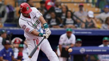 Agustín Murillo, de México, conecta un sencillo ante Panamá durante el juego del martes 1 de febrero de 2022, en la Serie del Caribe que se realiza en Santo Domingo&nbsp;