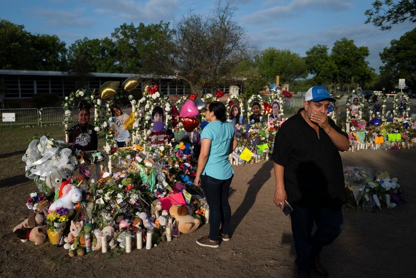Rene Lucero y su esposa Alva visitan un sitio de homenaje tras el tiroteo en la Escuela Primaria Robb en Uvalde, Texas