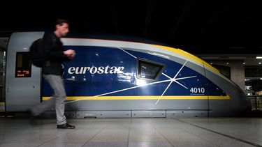 Los pasajeros caminan por un andén al llegar procedentes de Londres a la terminal de Eurostar de la estación de tren de Bruselas-Midi en Bruselas, el 2 de abril de 2025.
