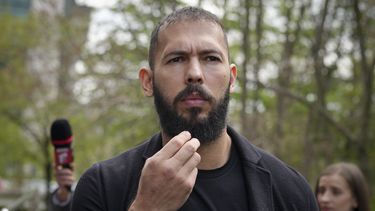 El influencer Andrew Tate, frente a un tribunal en Bucarest el 21 de abril de 2023.