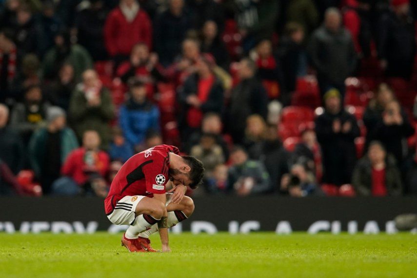 Bruno Fernandes del Manchester United en cuclillas tras quedar eliminados en la fase de grupos de la Liga de Campeones al perder ante el Bayern Múnich, el martes 12 de diciembre del 2023.