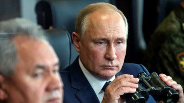 Vladimir Putin sostiene unos binoculares al observar maniobras militares conjuntas de Rusia y Bielorrusia en Nizhny Novgorod (Rusia) el 13 de septiembre del 2022.