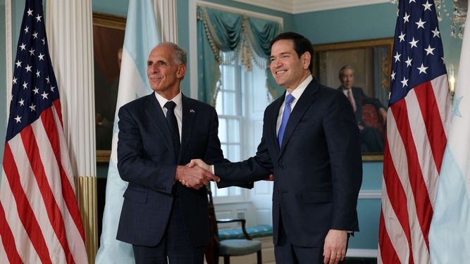 El Secretario de Estado Marco Rubio le da la bienvenida al presidente electo Nasry Asfura de Honduras en el Departamento de Estado el 12 de enero de 2026 en Washington, DC.