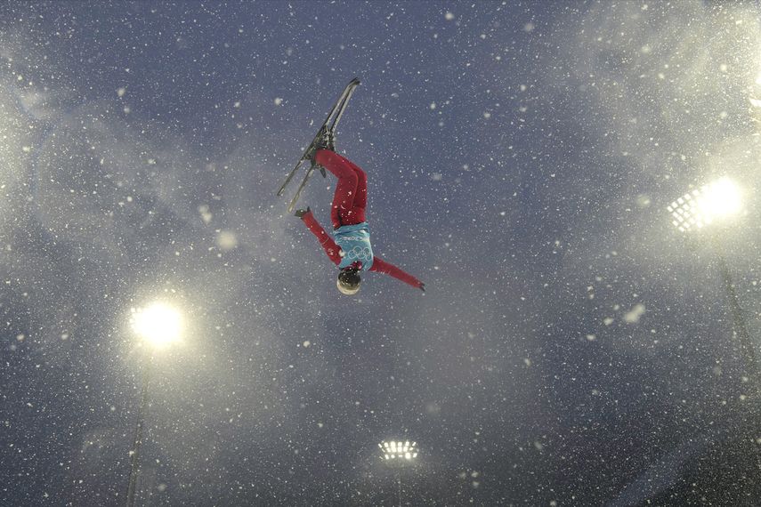 Un atleta practica el domingo 13 de febrero de 2022, previo al arranque de las actividades programadas de los Juegos Olímpicos de Pekín, en Zhangjiakou, China.&nbsp;