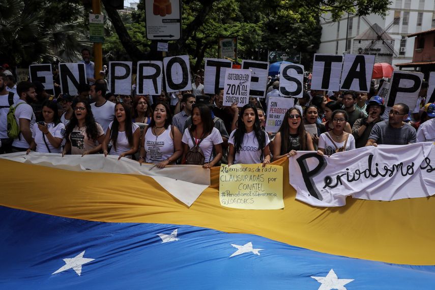 Decenas de periodistas venezolanos se movilizaron este martes en Caracas hacia el ente regulador de Telecomunicaciones por el Día Nacional del Periodista y por la libertad de expresión.